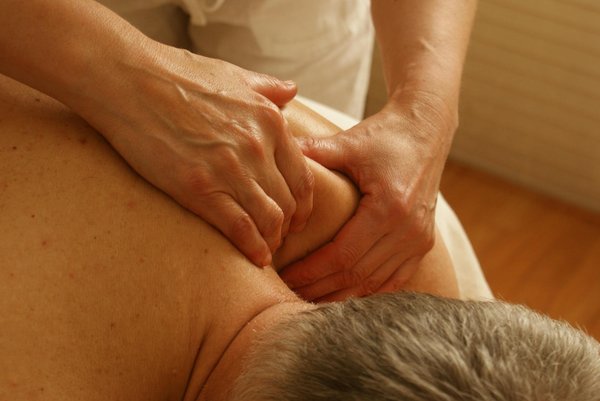 Quels sont les avantages des séances de massage des mains pour soulager les douleurs liées à l'arthrite?