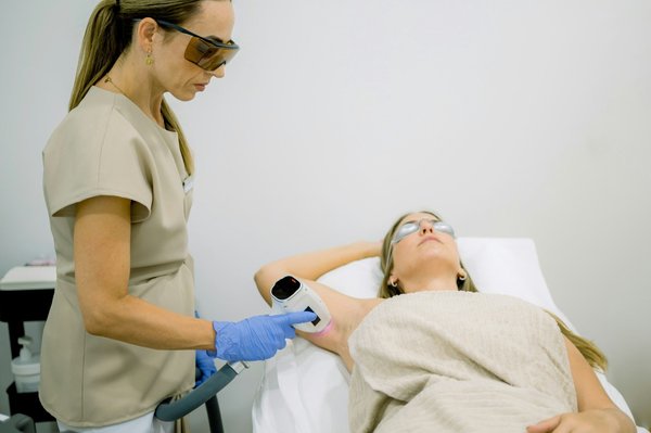 Comment s'épiler avec un épilateur lumière pulsée efficacement